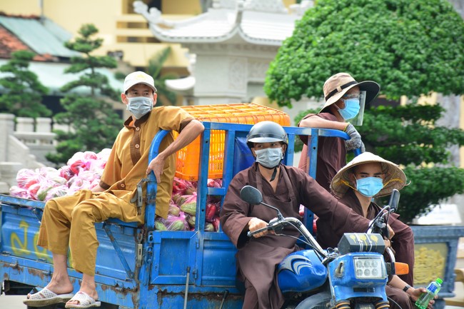 Continuing to support people in need in the Covid-19 pandemic of Hoang Phap Pagoda (series 4)